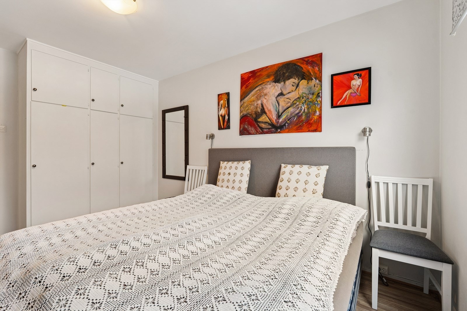 Hovedsoverom pent pusset opp i 2017 med pene gulv og nøytrale fargevalg. Galleribilde