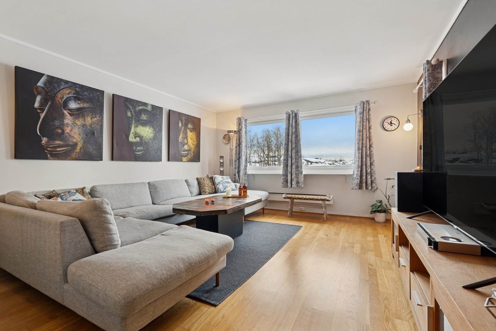 Stuen er pent pusset opp med parkett på gulv og fine nøytrale fargevalg. Galleribilde