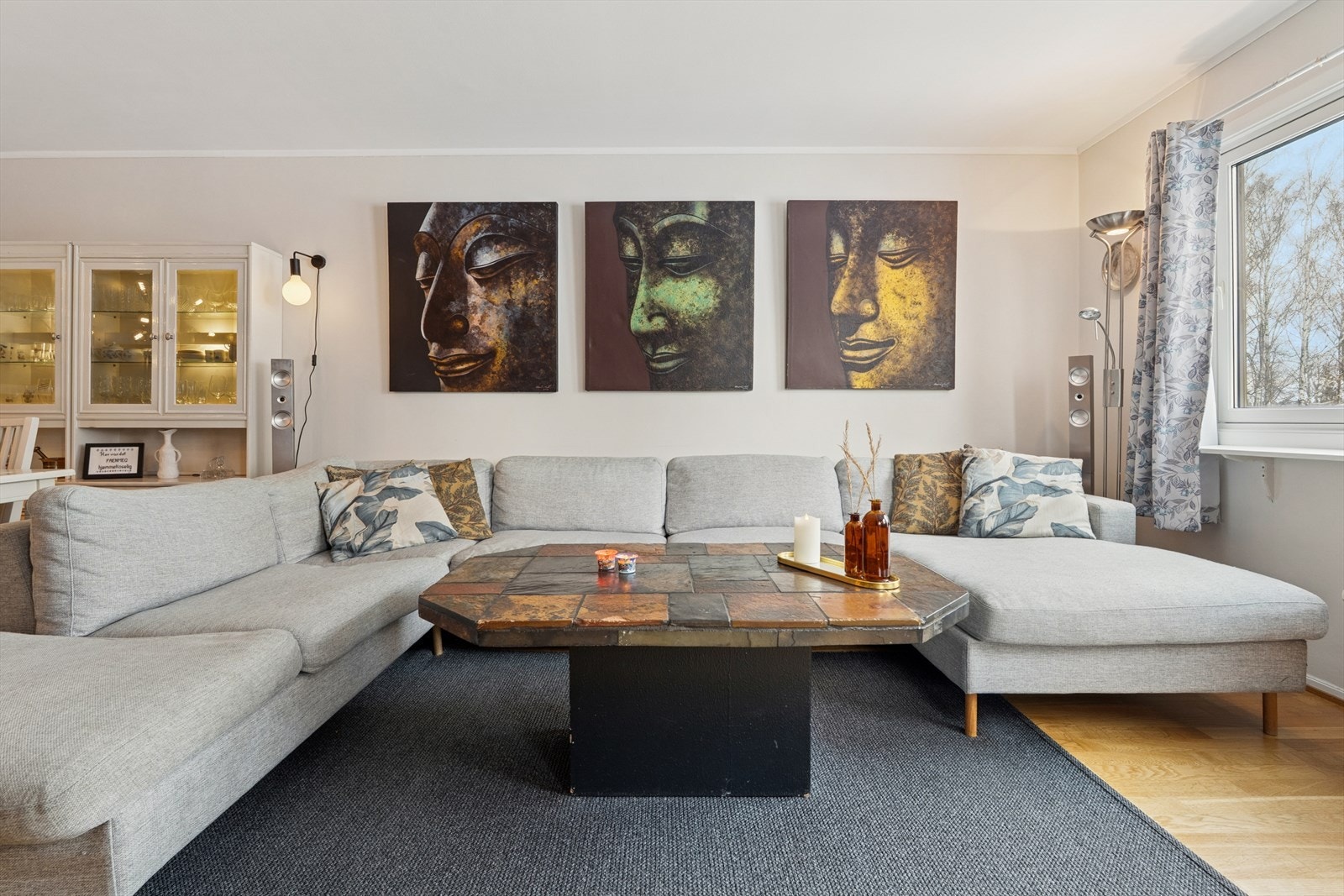 Lun og fin stue med gode møbeleringsmuligheter og adkomst ut til overbygget balkong. Galleribilde