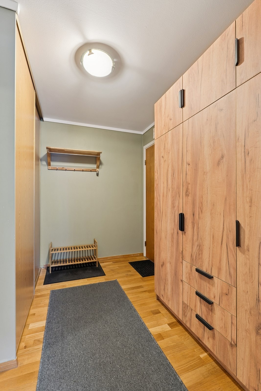 Nye garderobeskap i 2025 i tillegg til skyvedørsgarderobe. Galleribilde