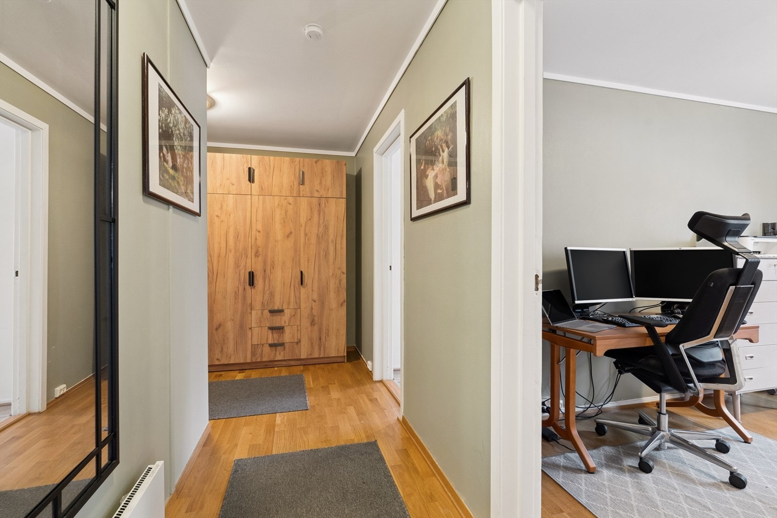 Romslig entrè med nytt gardeobeskap som sikrer gode oppbevaringsmuligheter. Galleribilde