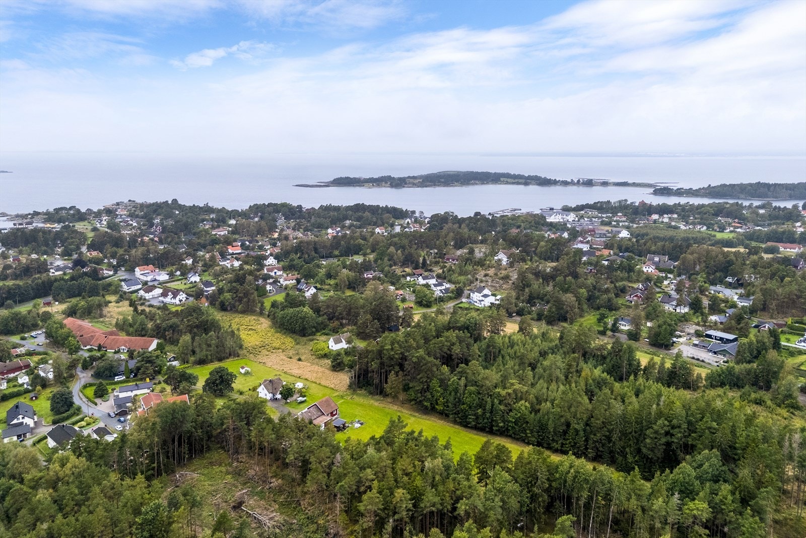 Svært idyllisk beliggenhet med gangavstand til skole og barnehage. Galleribilde