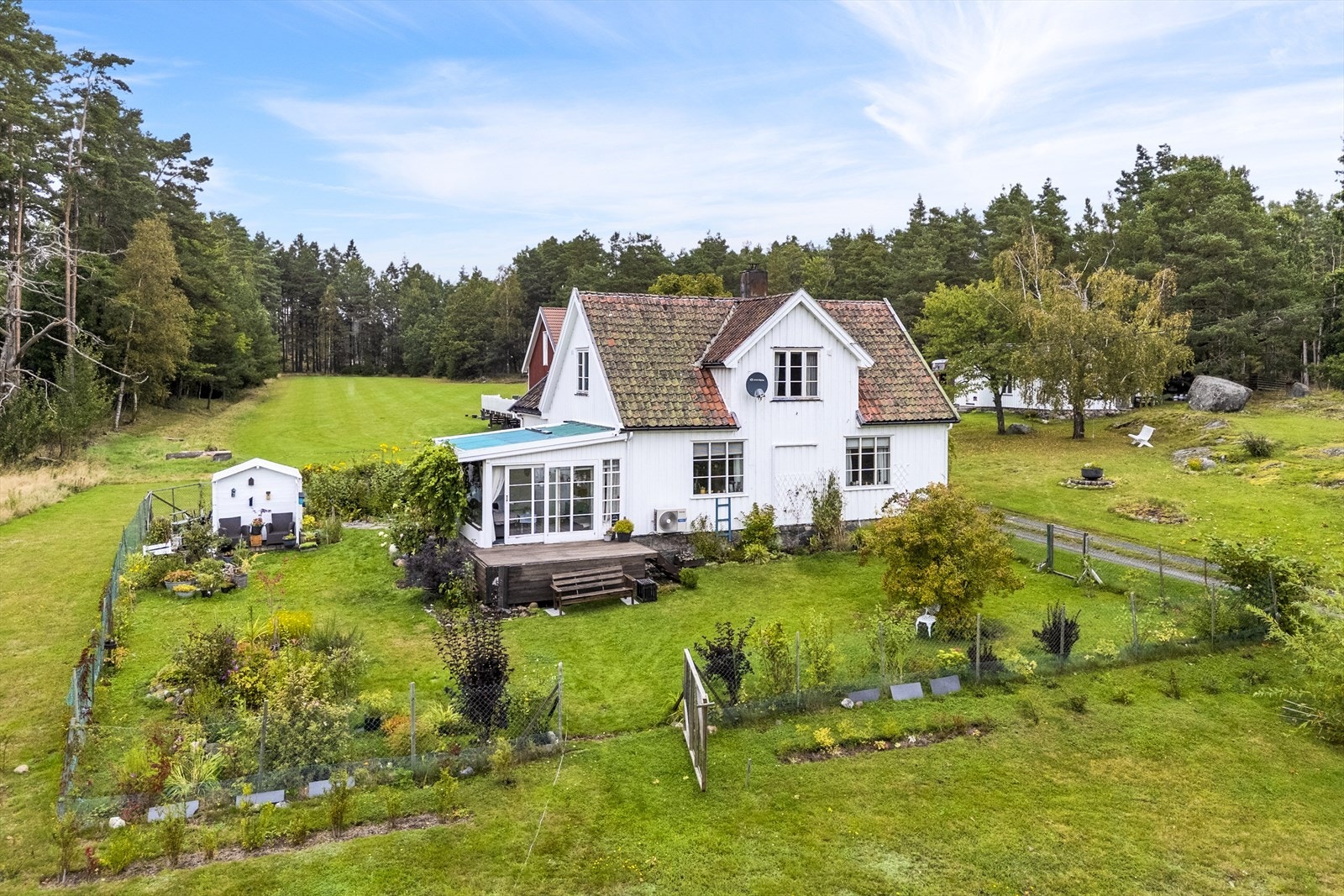 Eiendommens areal byr inn til både grønnsakshage, dyrehold og har nok boltreplass for barna. Galleribilde