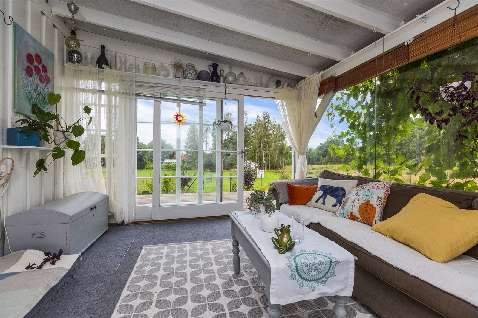 Innglasset veranda med videre adkomst til terrasse og hageområdet. Galleribilde