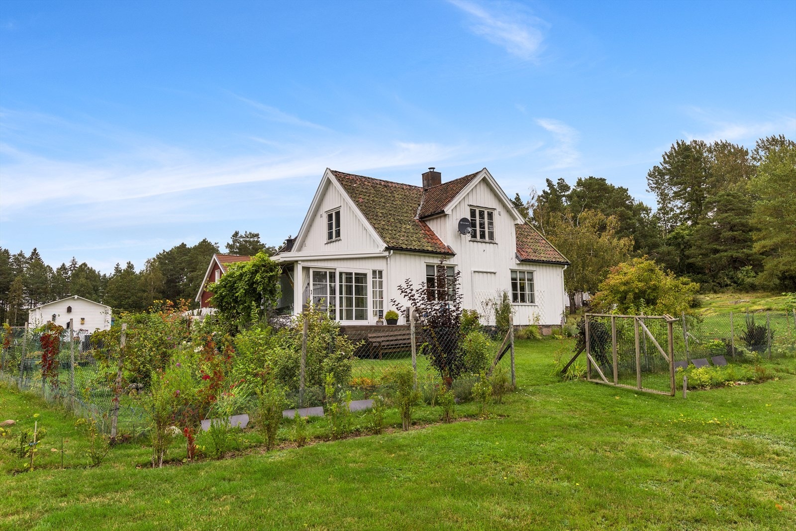 Eiendommen byr inn til landlig idyll med stort potensiale for å dyrke egne grønsaker eller ha dyr. Galleribilde