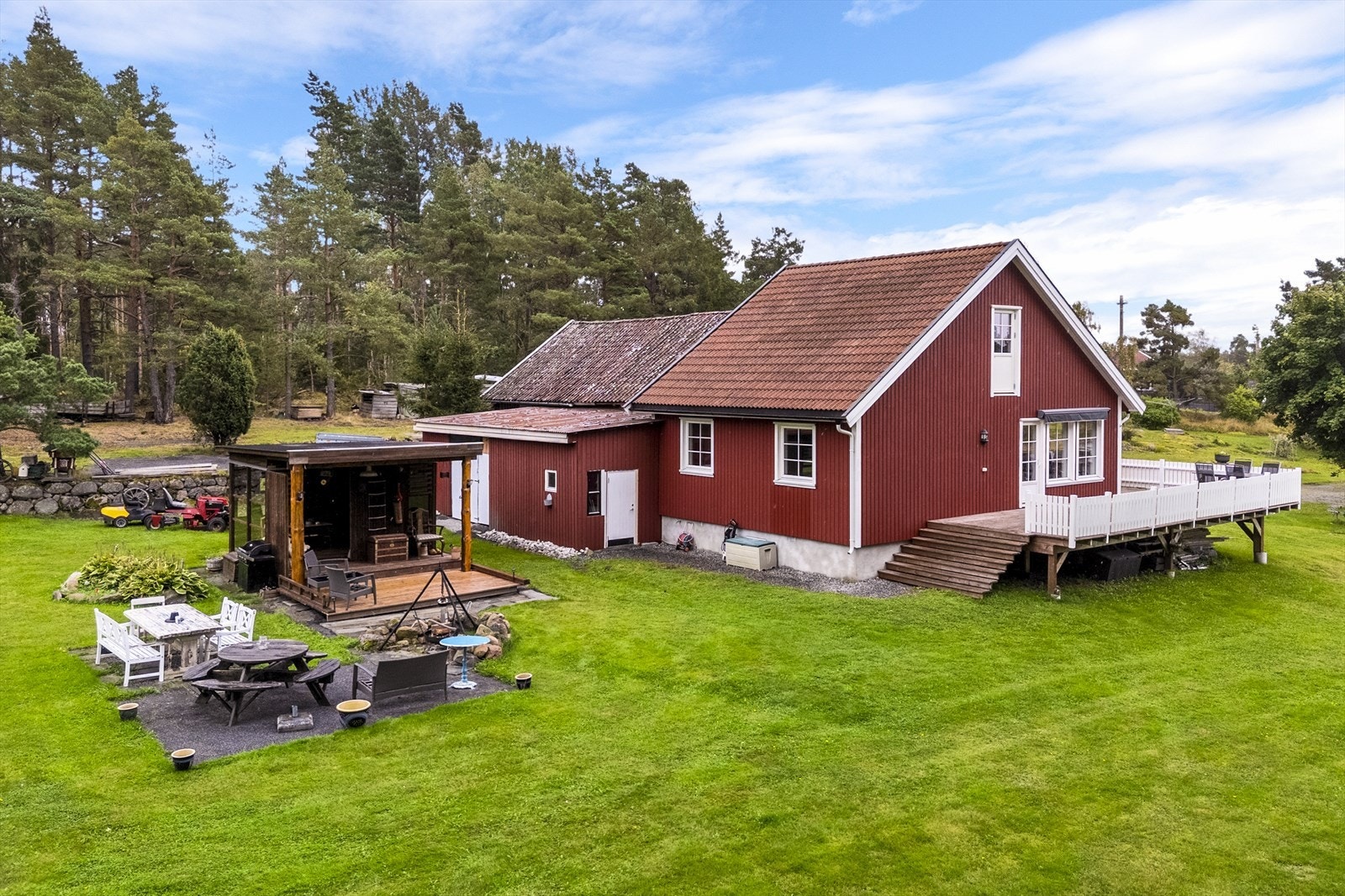 I bakkant er det etablert en hyggelig uteplass. Galleribilde