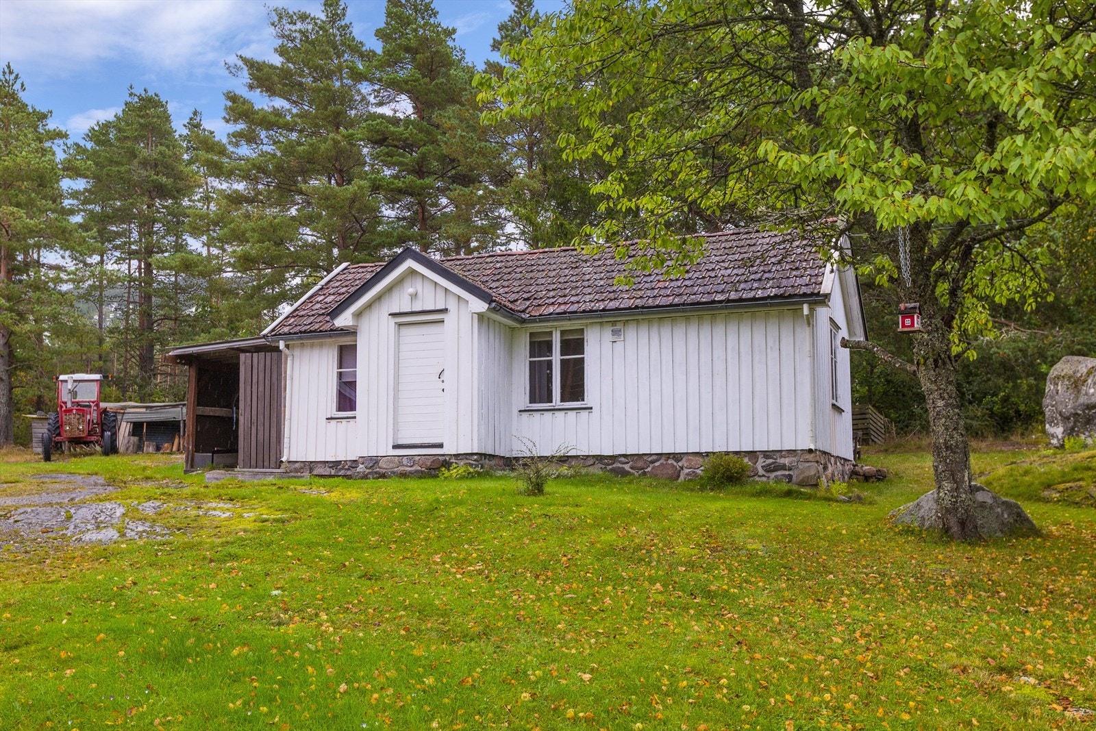 Bygning med adresse Holgerveien 18 har opprinnelig vært benyttet til bolig. I forbindelse med søknad om å bygge nr 18A, er det opplyst at nr 18 ikke er bruksendret til uthus. Galleribilde