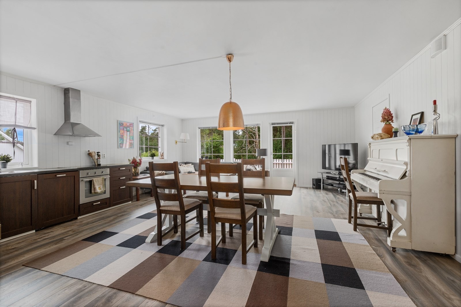 God plass for både spisebord og sofagruppe. Galleribilde