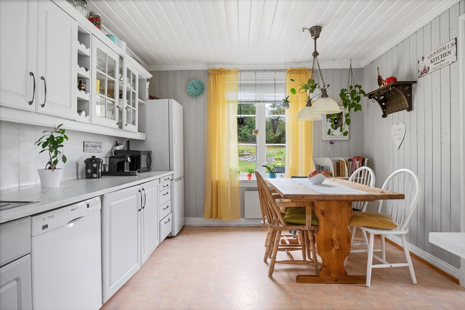 Hyggelig kjøkken med plass for spiseplass med utsyn over egen tomt. Galleribilde