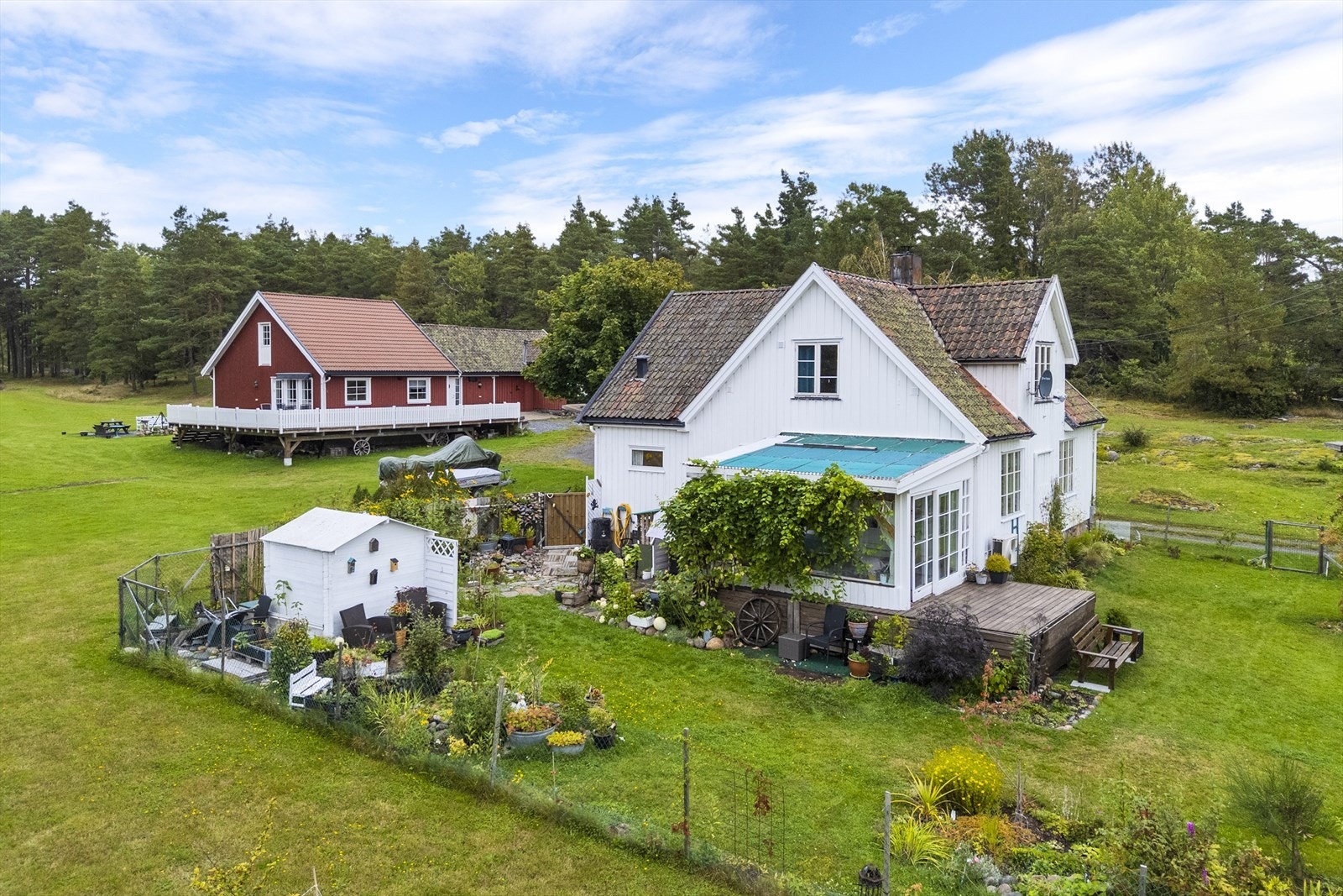 Begge boligene har utgang til eget hageområde, og ligger med det litt skjermet fra hverandre. Galleribilde