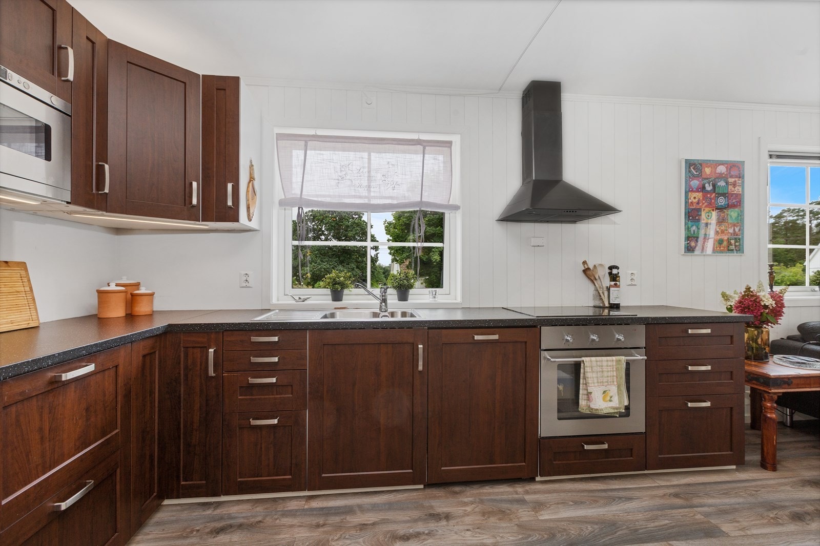 Boligen har åpen stue- og kjøkkenløsning. Galleribilde