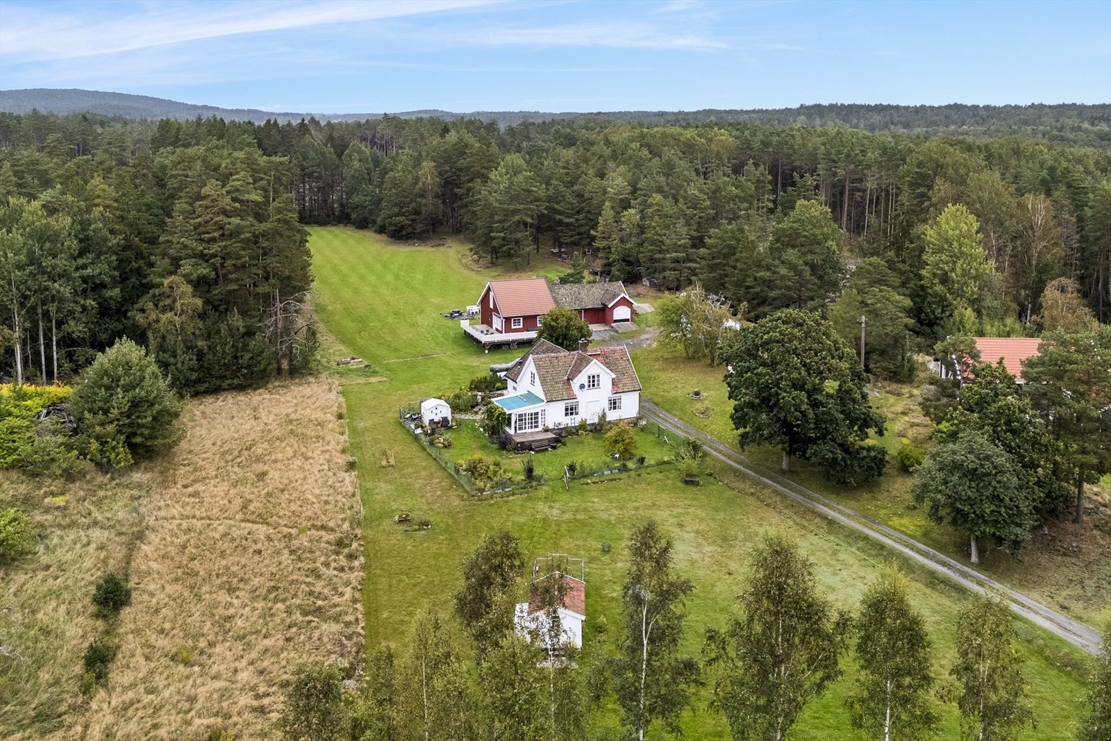 Sjarmerende småbruk med to bolighus og ca. 12 mål tomt. Galleribilde
