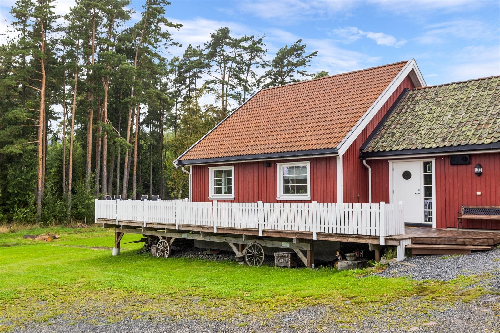 Solrik terrasse med stor plass til å samle venner og familie til sosiale lag. Galleribilde