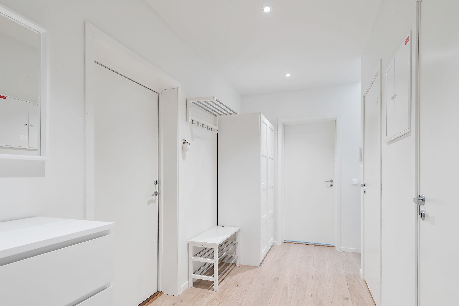 Lys og fin gang med god plass til oppbevaring av klær og sko Galleribilde