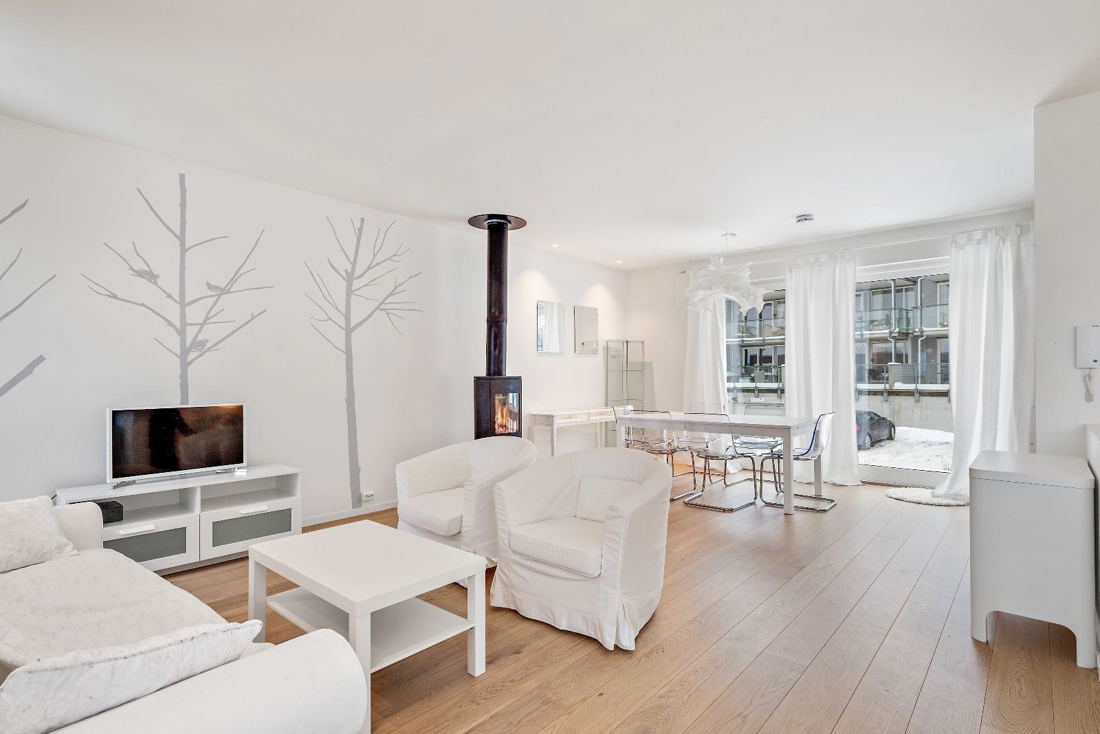 Lys og romslig stue med god plass til både spisegruppe og sofagruppe. Galleribilde