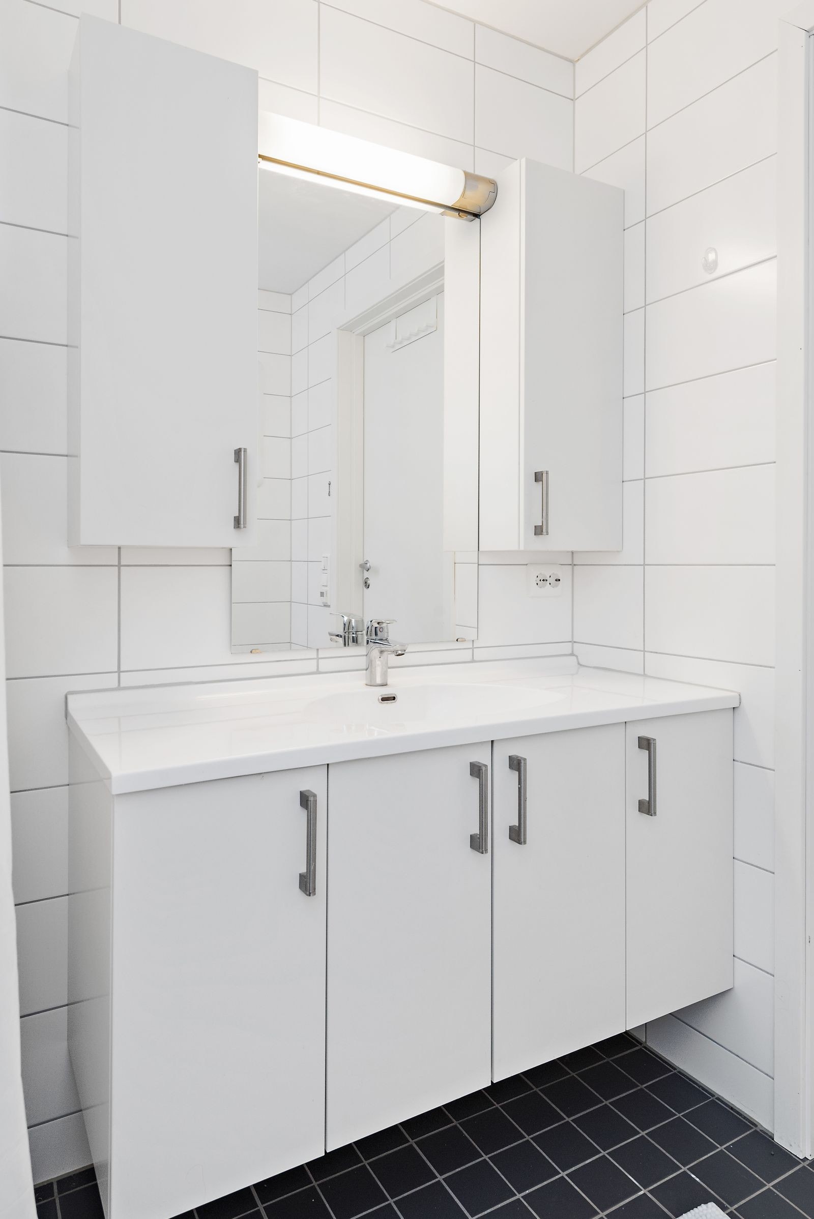 Servant med praktisk skapløsning Galleribilde