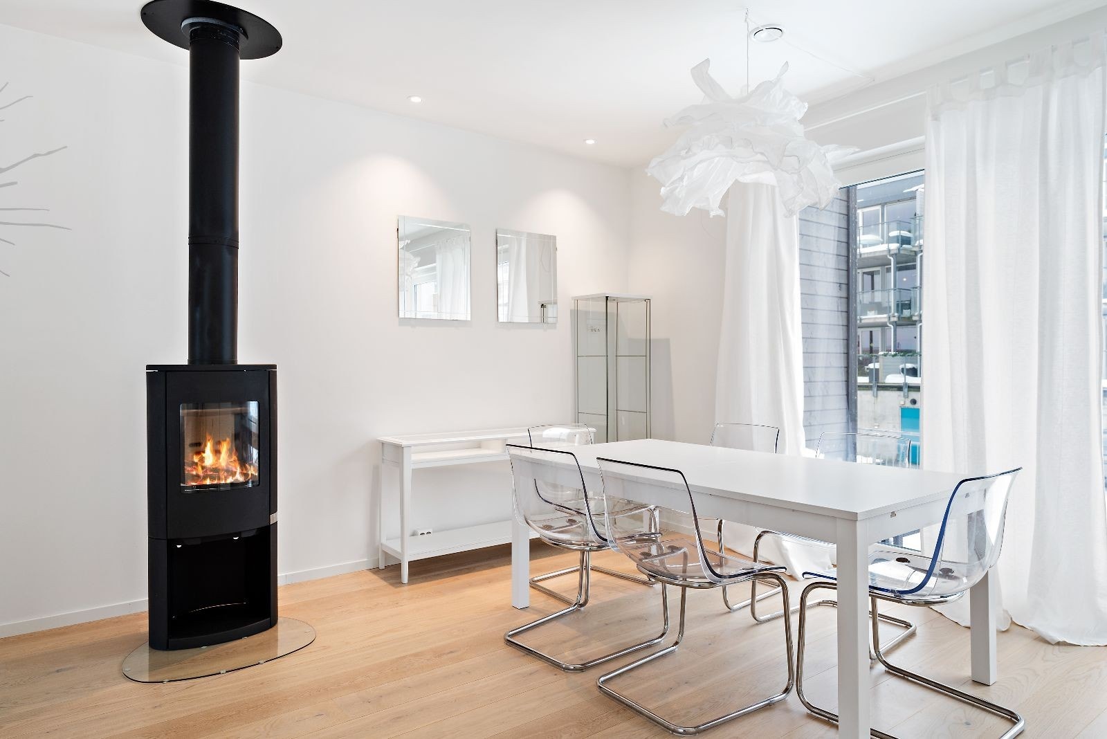 Stue med vedfyring og eller oppvarming med elektriske ovner. Galleribilde