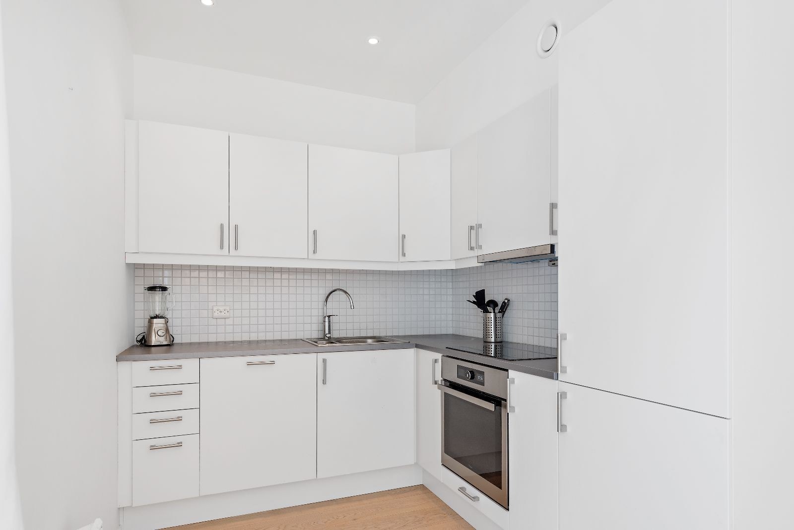 Kjøkken med praktisk løsning og integrerte hvitevarer. Galleribilde