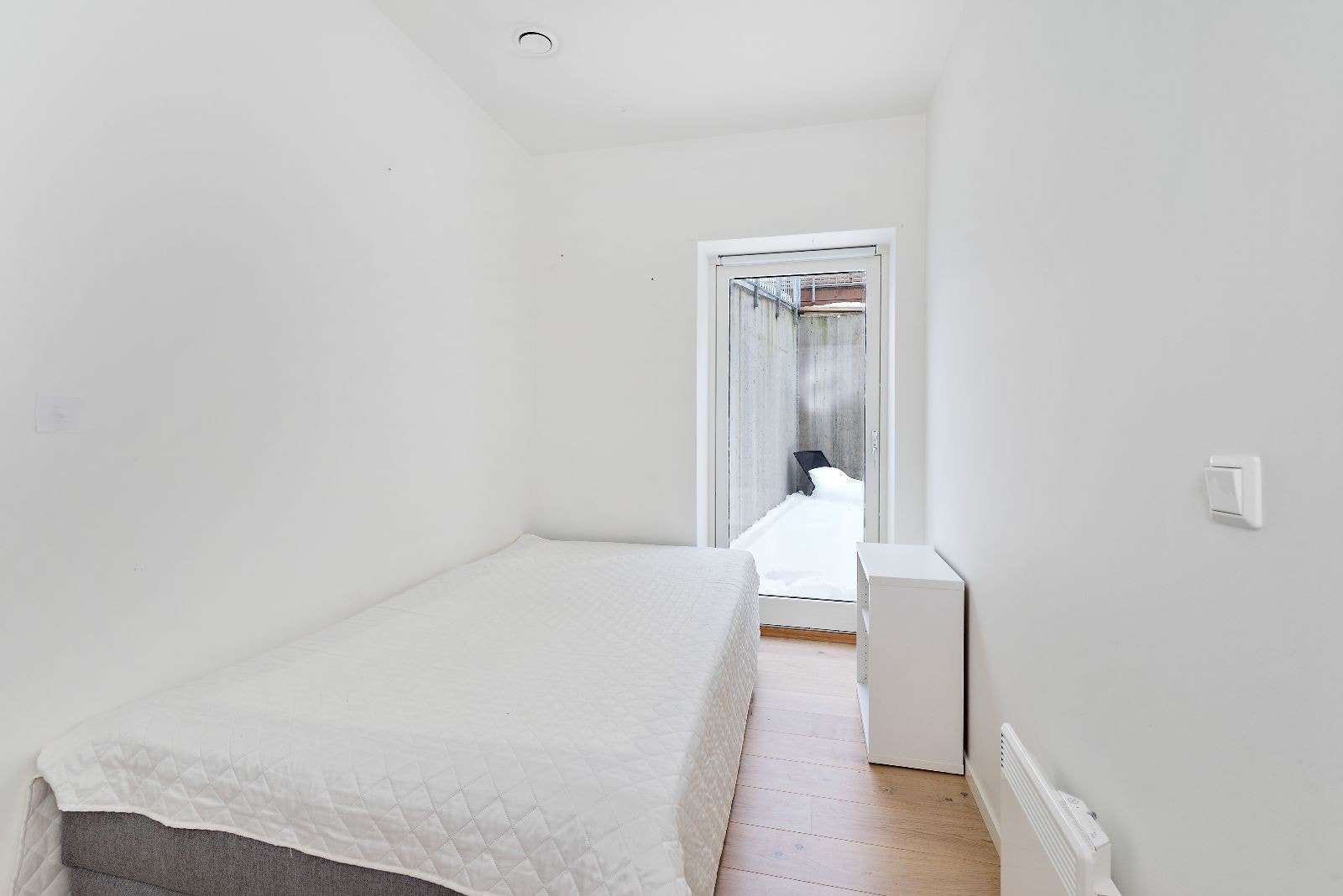 2 lyse soverom med plass til seng og oppbevaring av klær. Dette rommet har egen utgang til balkong. Galleribilde