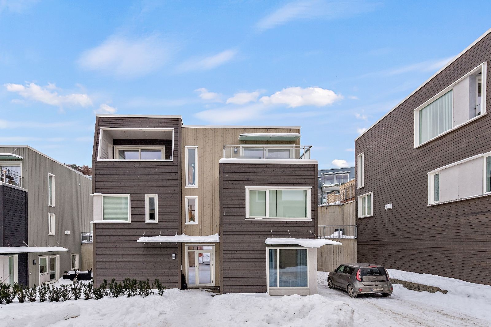 Leiligheten har balkong med sjøutsikt(øverst til høyre). Egen parkeringsplass i P-kjeller. Galleribilde