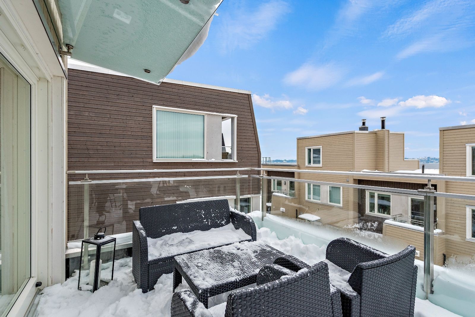 God plass til sittegruppe på balkongen. Her kan man nyte sjøutsikten og flotte solnedganger. Galleribilde