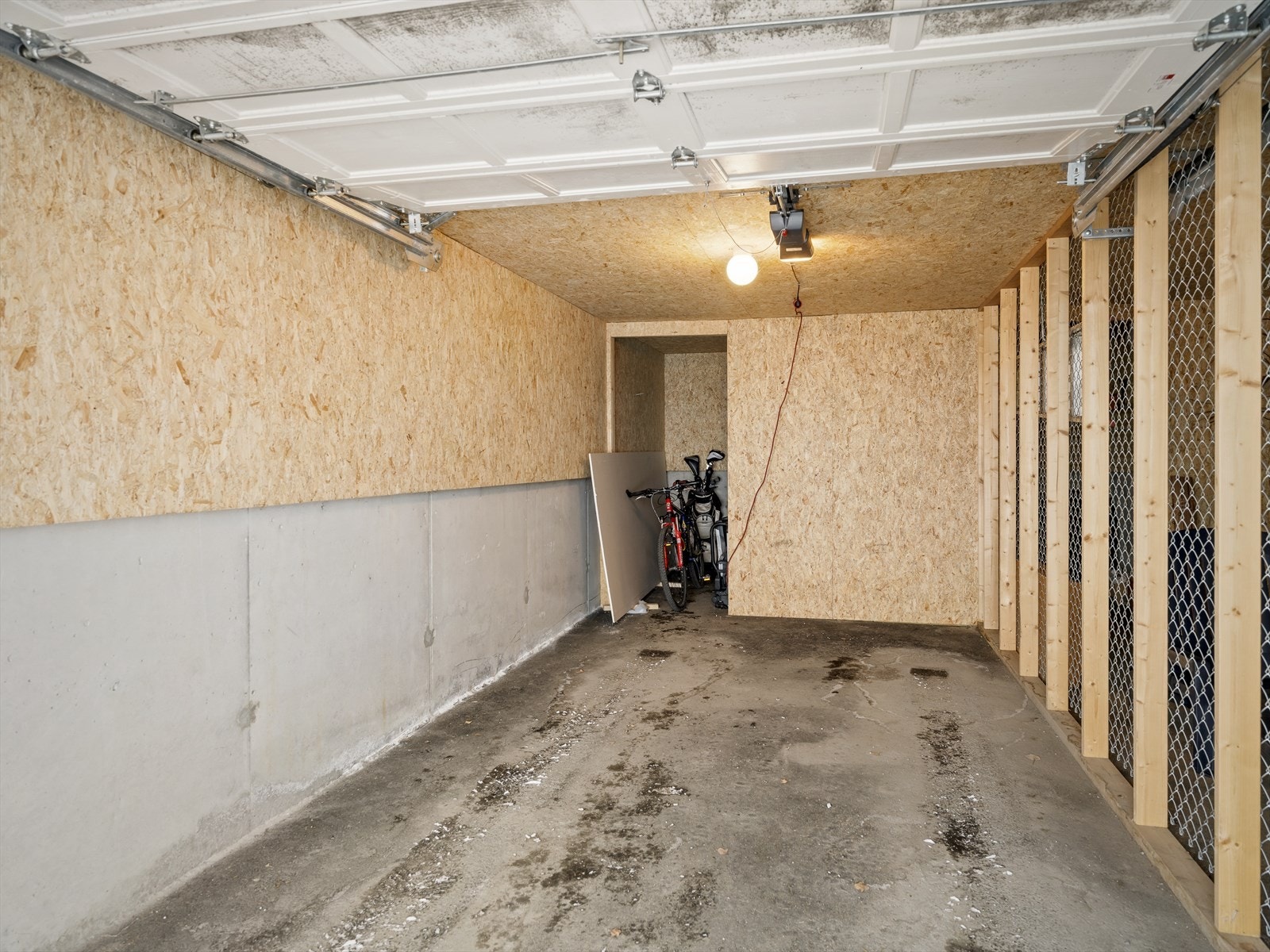 Garasje med bod og elbillader Galleribilde