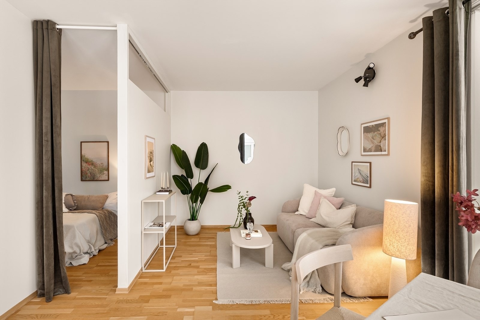 Lys stue med utgang til stor, vestvendt terrasse Galleribilde