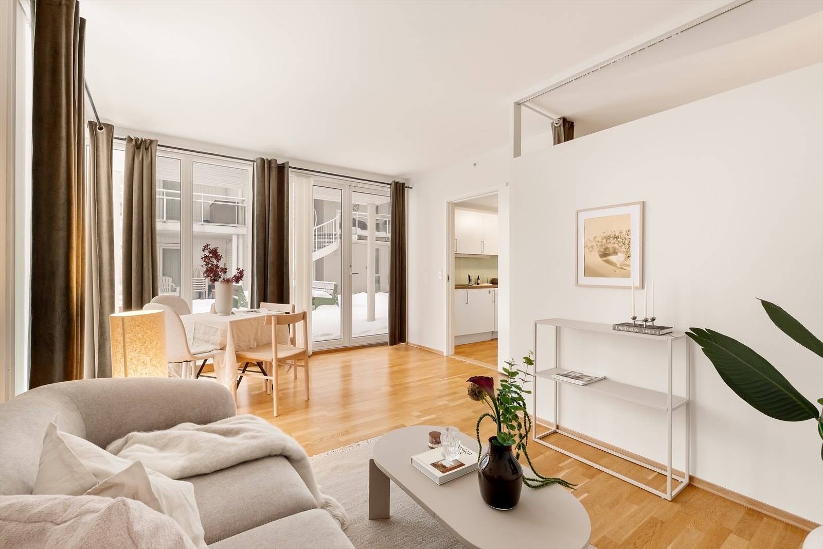 Lys stue med utgang til stor, vestvendt terrasse Galleribilde