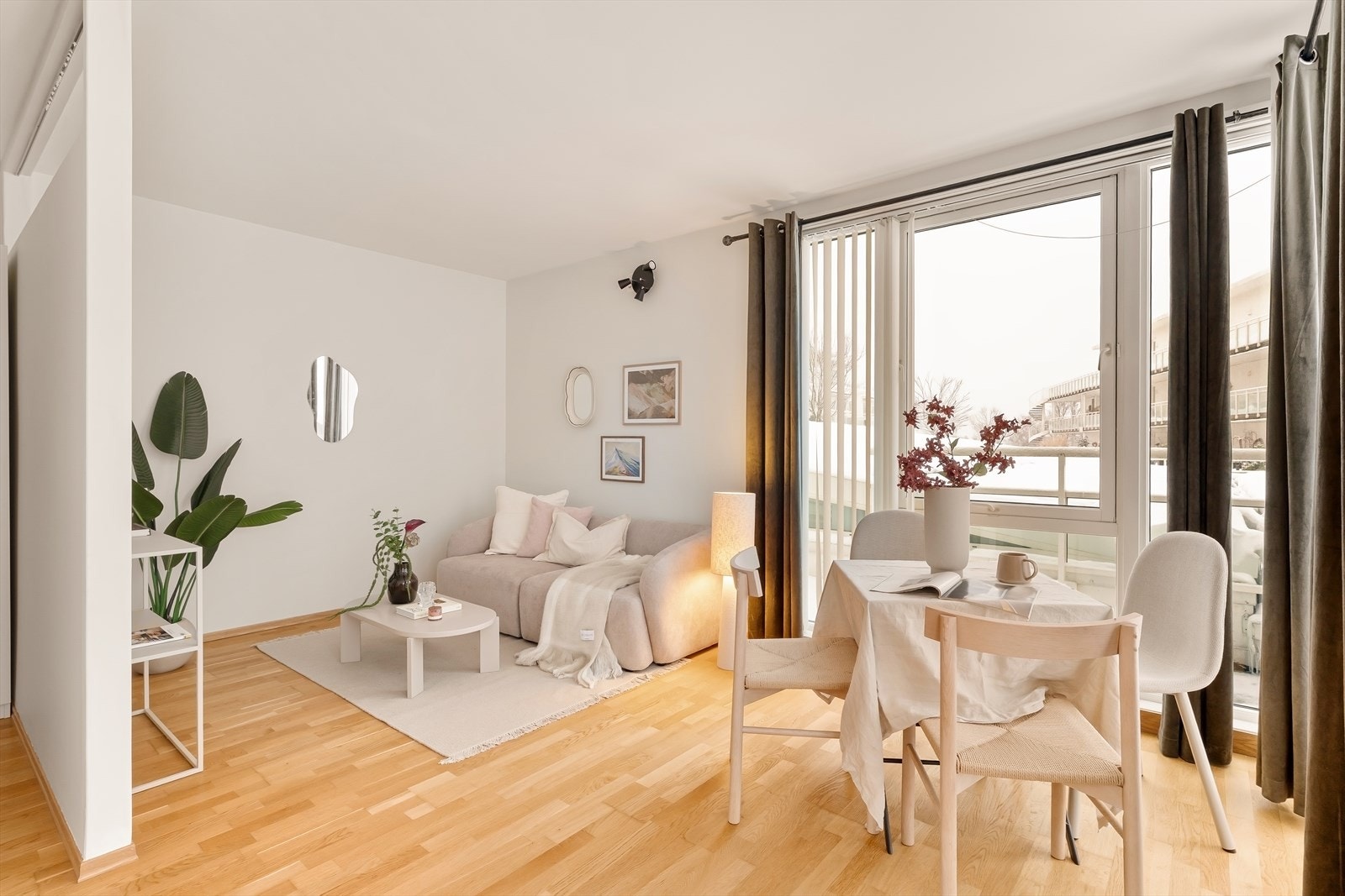 Tiltalende stue med lysinnslipp fra 2 sider Galleribilde