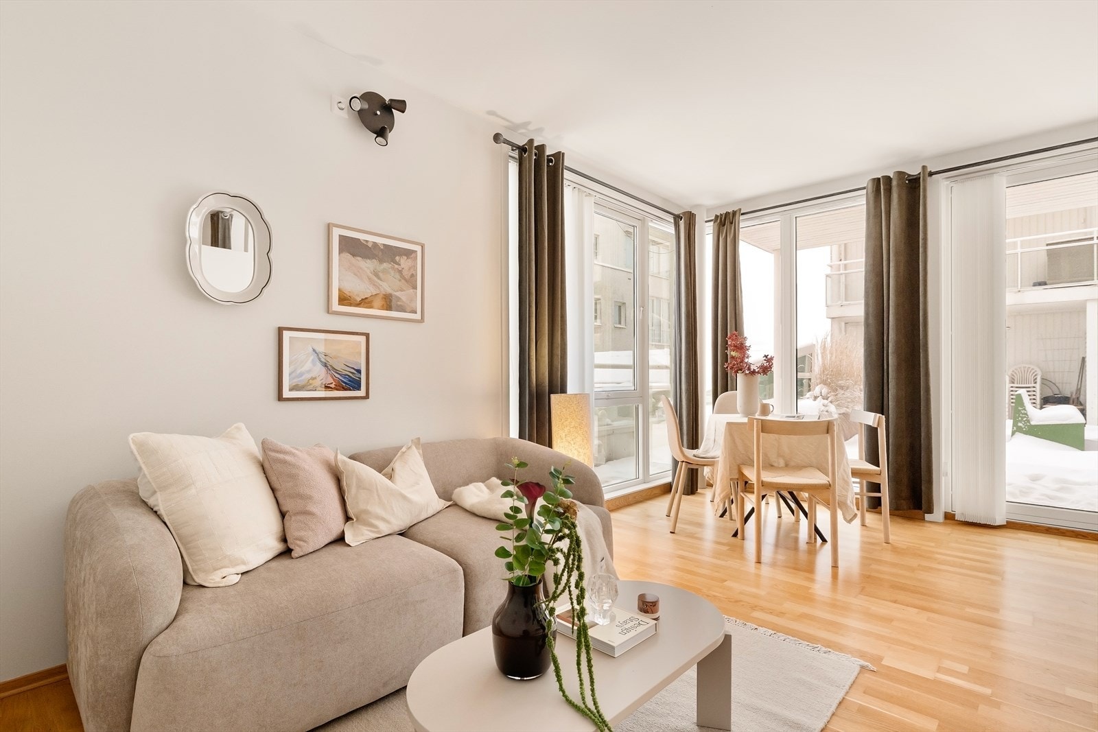 Lys stue med utgang til stor, vestvendt terrasse Galleribilde