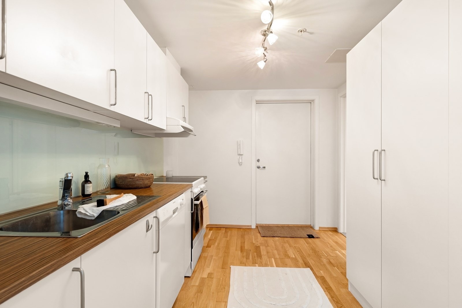 Kjøkken med god benkeplass, garderobeskap på motsatt side. Galleribilde