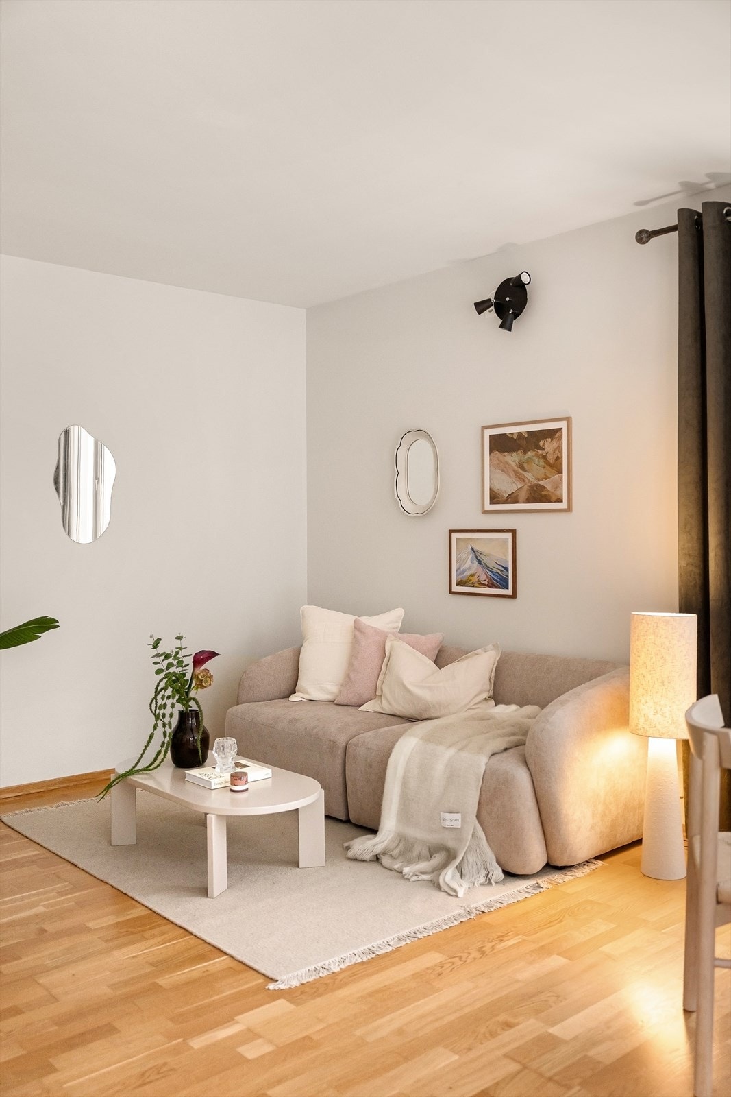 Lys stue med utgang til stor, vestvendt terrasse Galleribilde