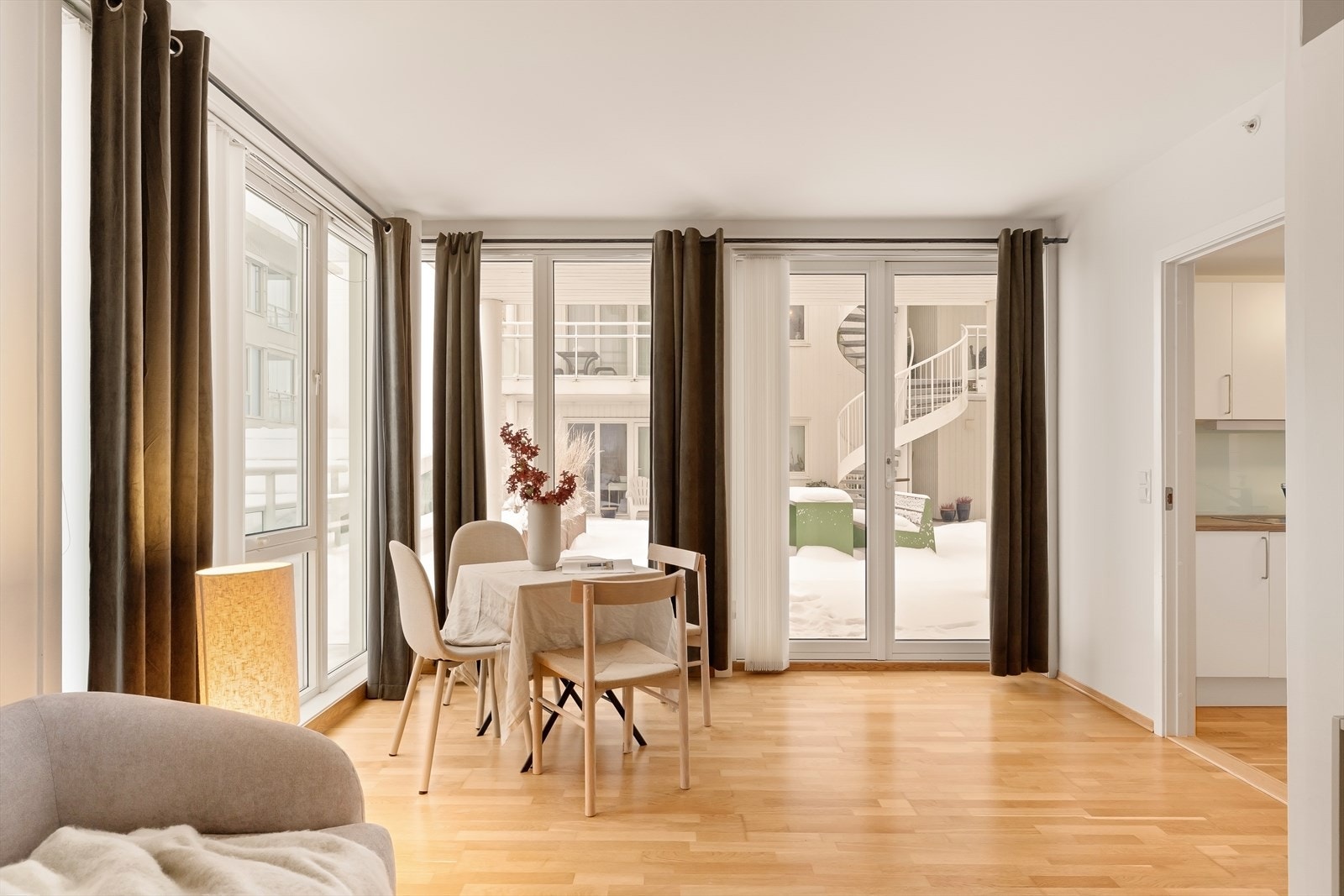 Lys stue med utgang til stor, vestvendt terrasse Galleribilde