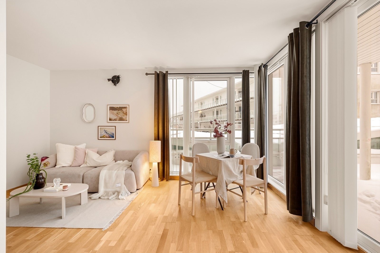 Tiltalende stue med lysinnslipp fra 2 sider Galleribilde