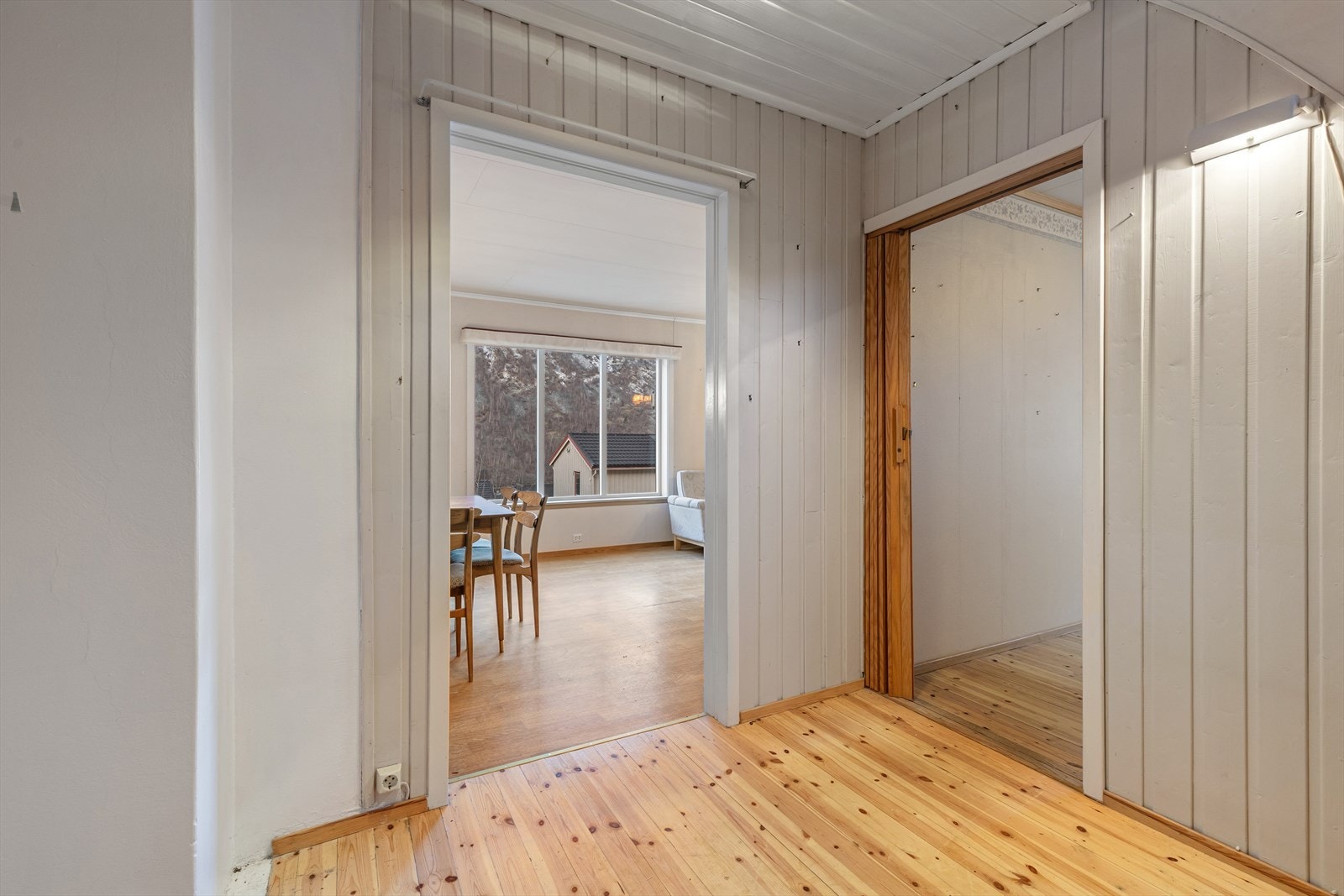 Praktisk tomannsbustad over tre plan med stove, kjøkken, tre soverom, bad og mykje oppbevaringsplass i boder med potensial. Galleribilde