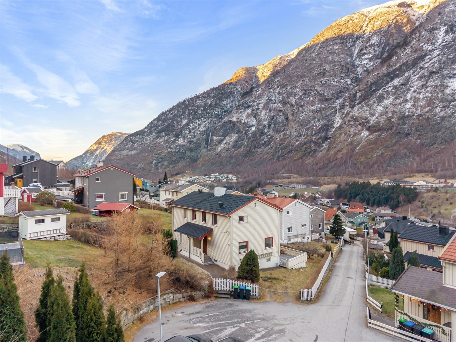 Ei enkel tomt med flott utsikt over blandt anna Årdalsvatnet. Galleribilde
