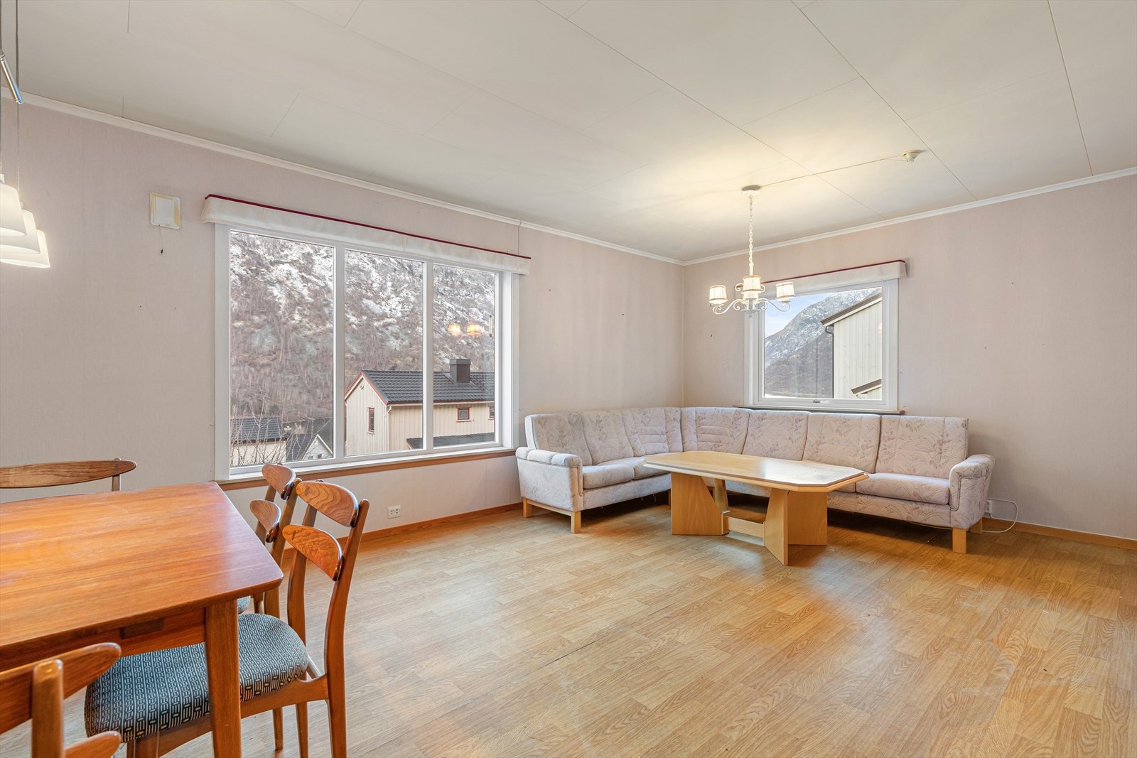 Romsleg stove med plass til både sittegruppe og spisegruppe. Galleribilde