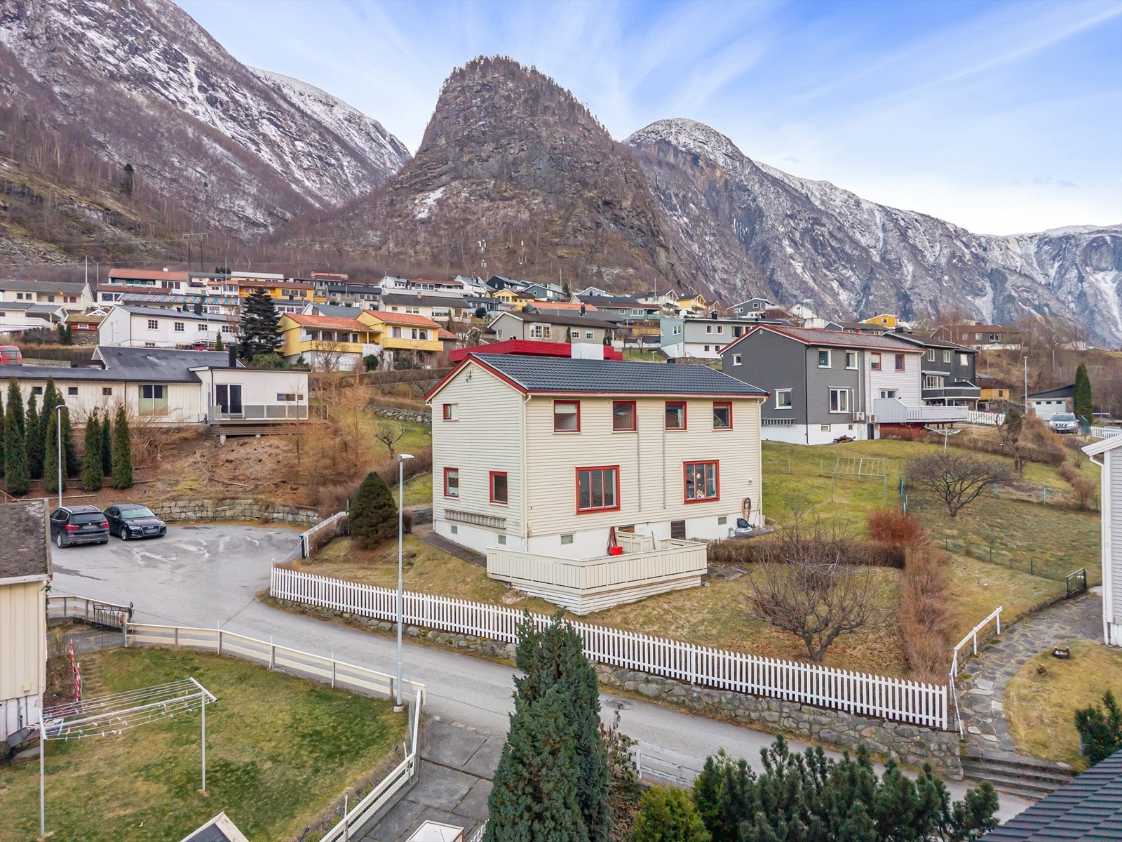 Del av tomannsbustad over tre plan, med sentral og fin plassering på Årdalstangen. Galleribilde