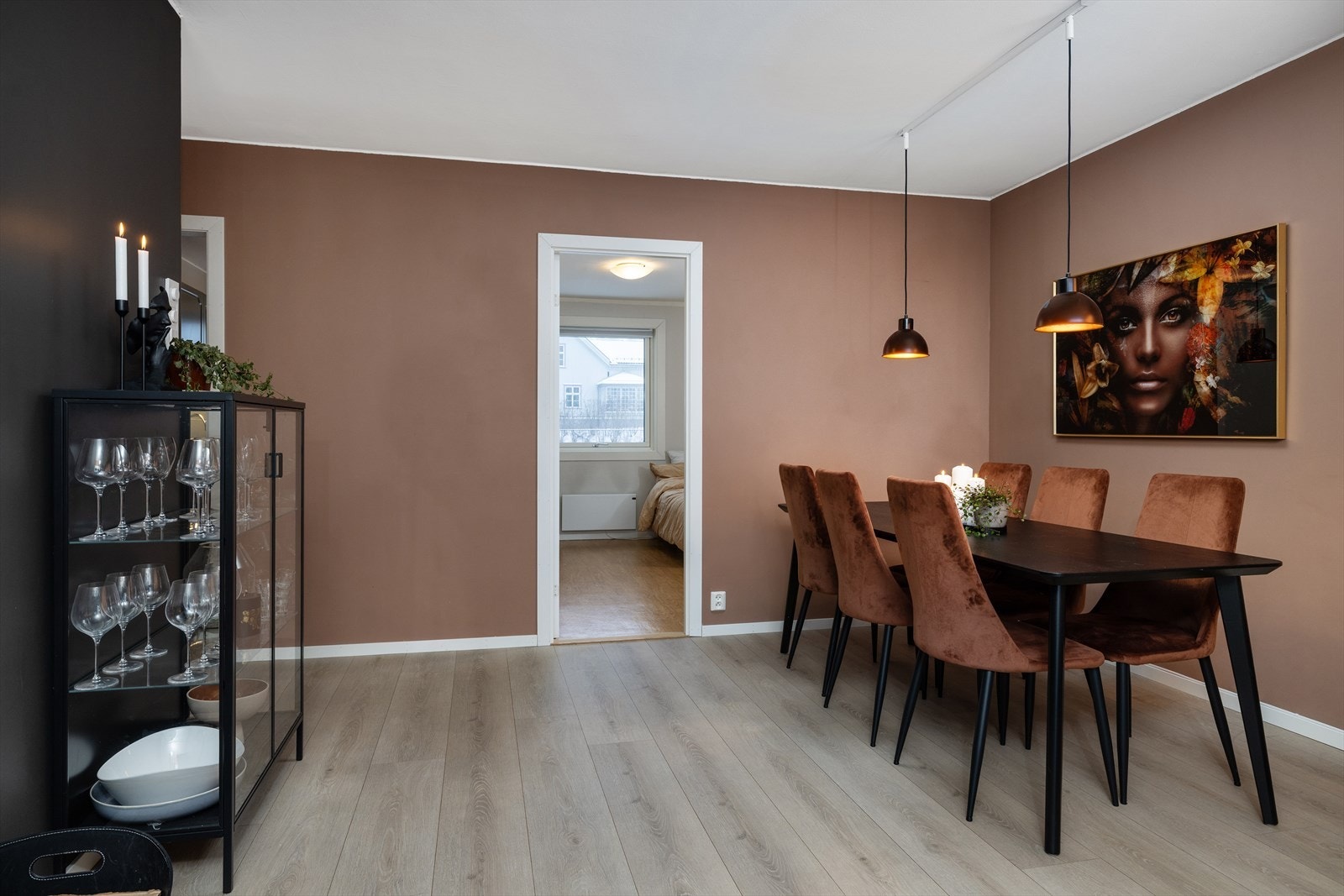 Spisebordet finner sin naturlige plassering, der en kan dekke på til flere gjester. Galleribilde