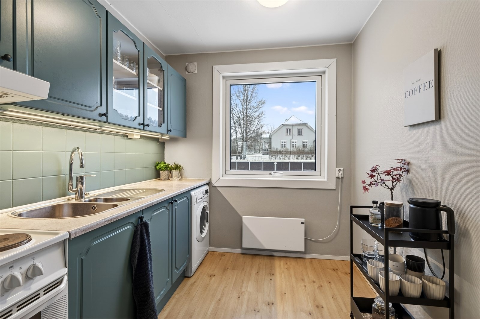 Kjøkkenet er utstyrt med frittstående hvitevarer som komfyr, kjøl/fryseskap, opplegg til oppvaskmaskin og vaskemaskin. Det er kjøkkenventilator med kullfilter. Veggventil i yttervegg. Galleribilde