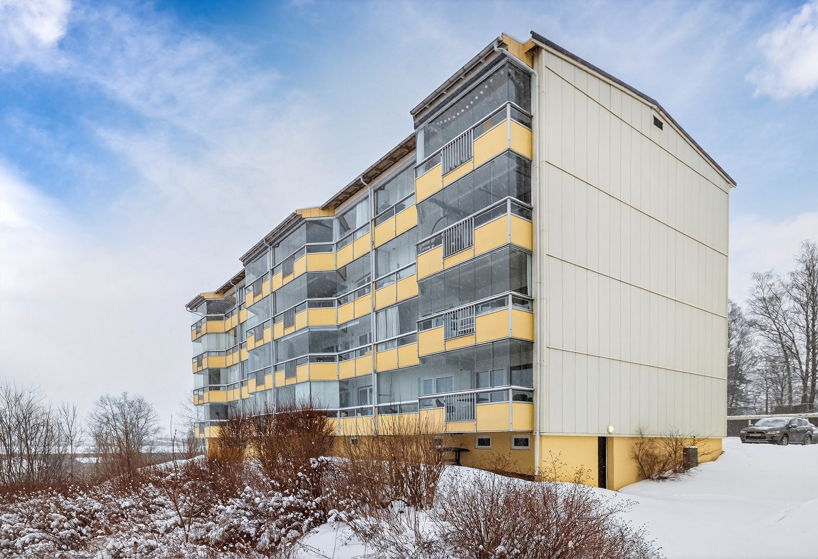 Leiligheten inneholder romslig entré med garderobenisje, adskilt stue fra kjøkkenet med utgang til en stor innglasset balkong, med gode solforhold på ca. 14 kvm. Galleribilde