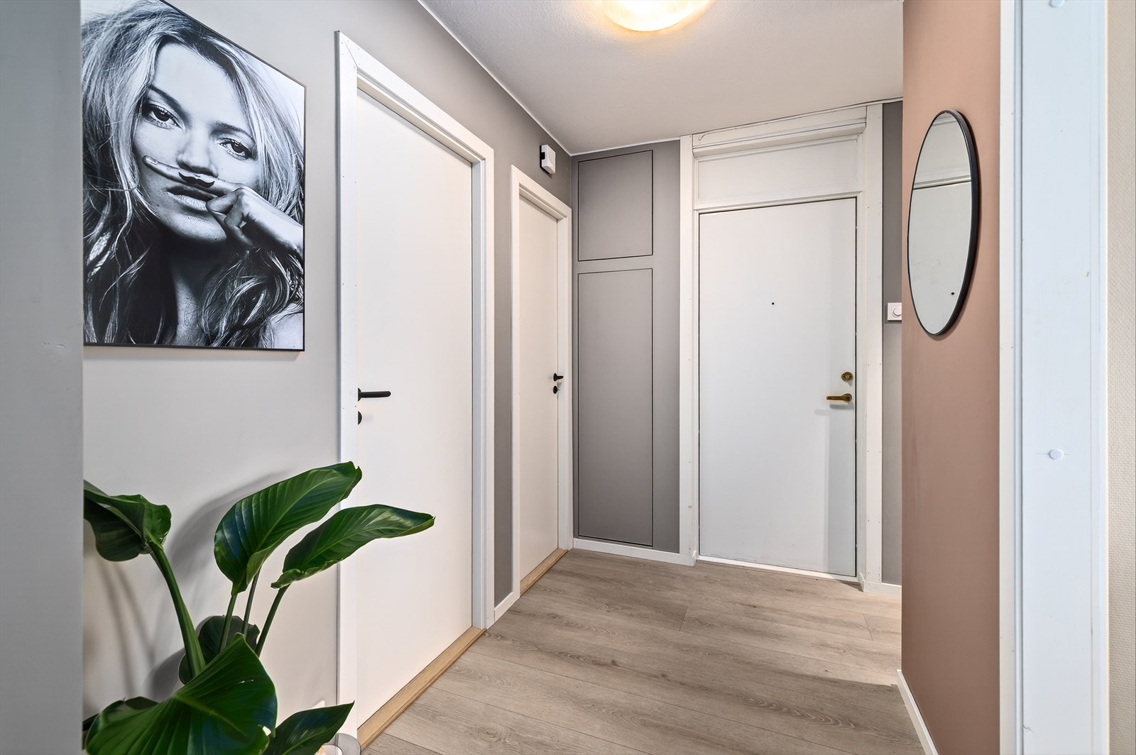 Noe som skaper et ryddig og innbydende inngangsparti. Galleribilde