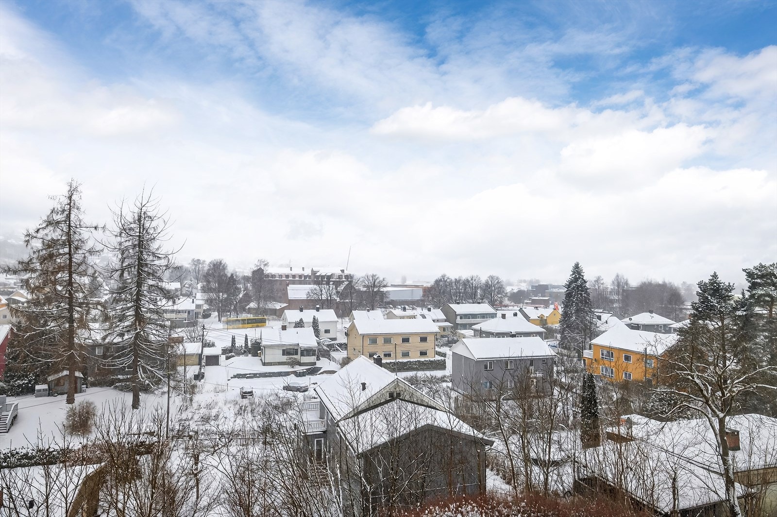 Området ligger høyt i terrenget med fin utsikt. Galleribilde