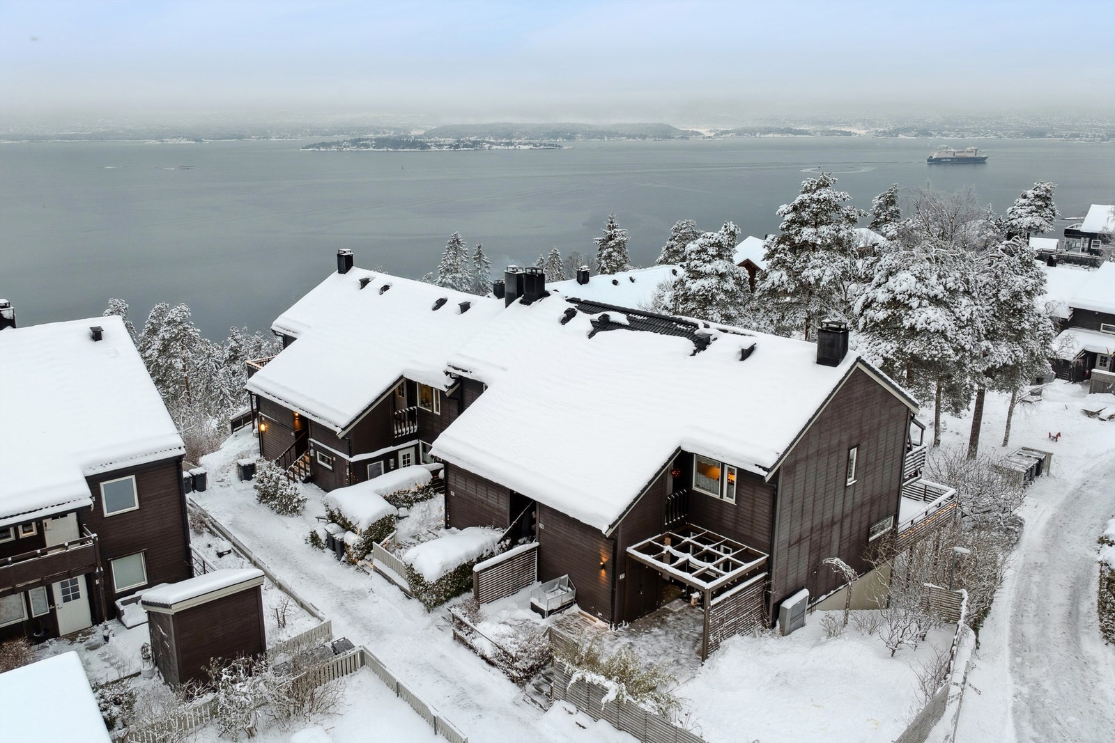 Boligen ligger i et meget attraktivt og etablert boligområde på Bjørnemyr - Nesoddens vestside. Området er bilfritt og barnevennlig. Galleribilde