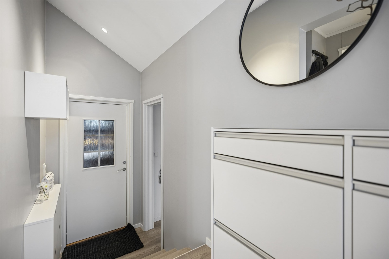 I gangen er det rikelig plass til både skoopbevaring og praktisk oppheng. Galleribilde