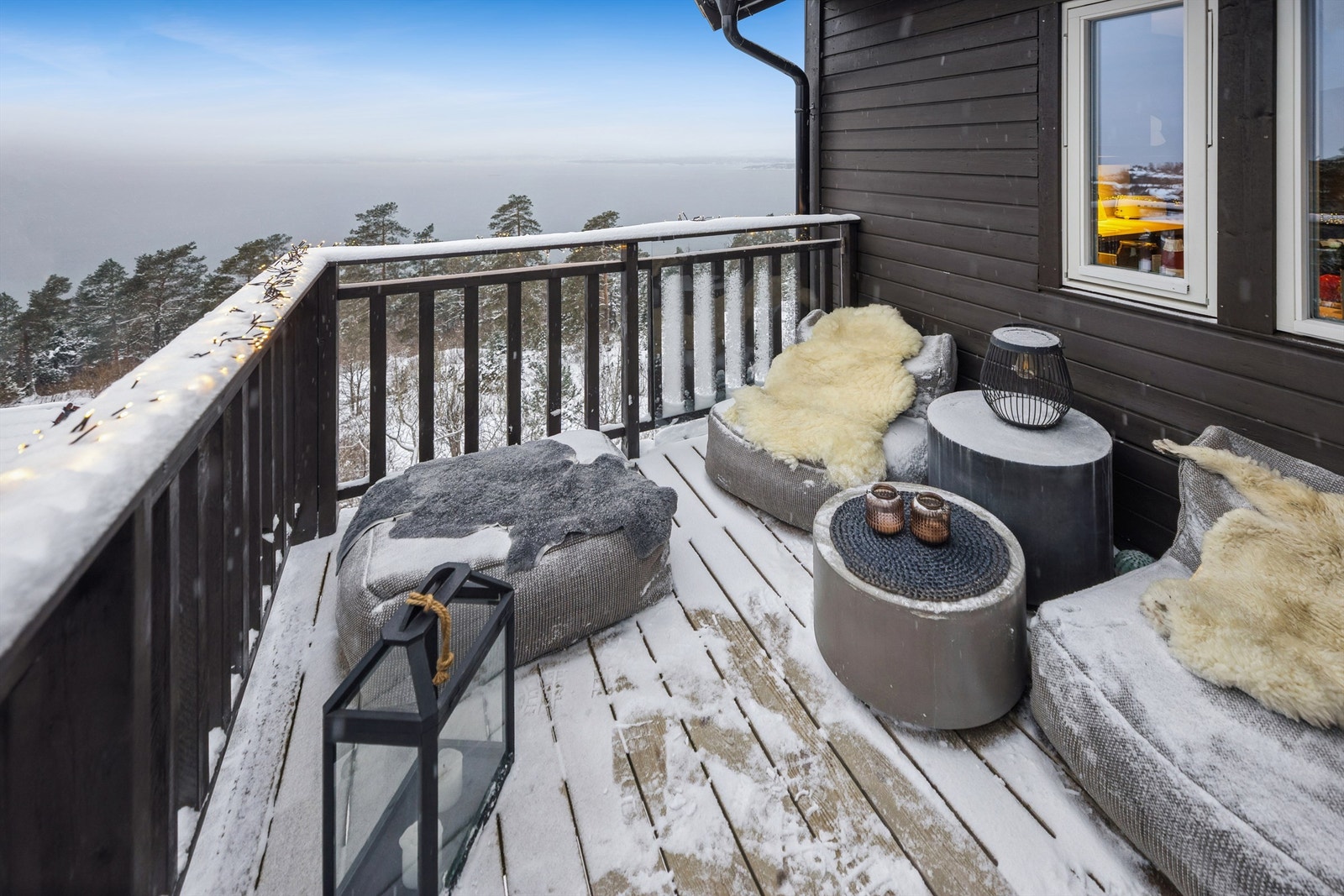 Den sydvendte balkongen på ca 6 kvm har sol fra ca. kl. 09/10 høysommer og langt utover de sene sommerkvelder. Galleribilde