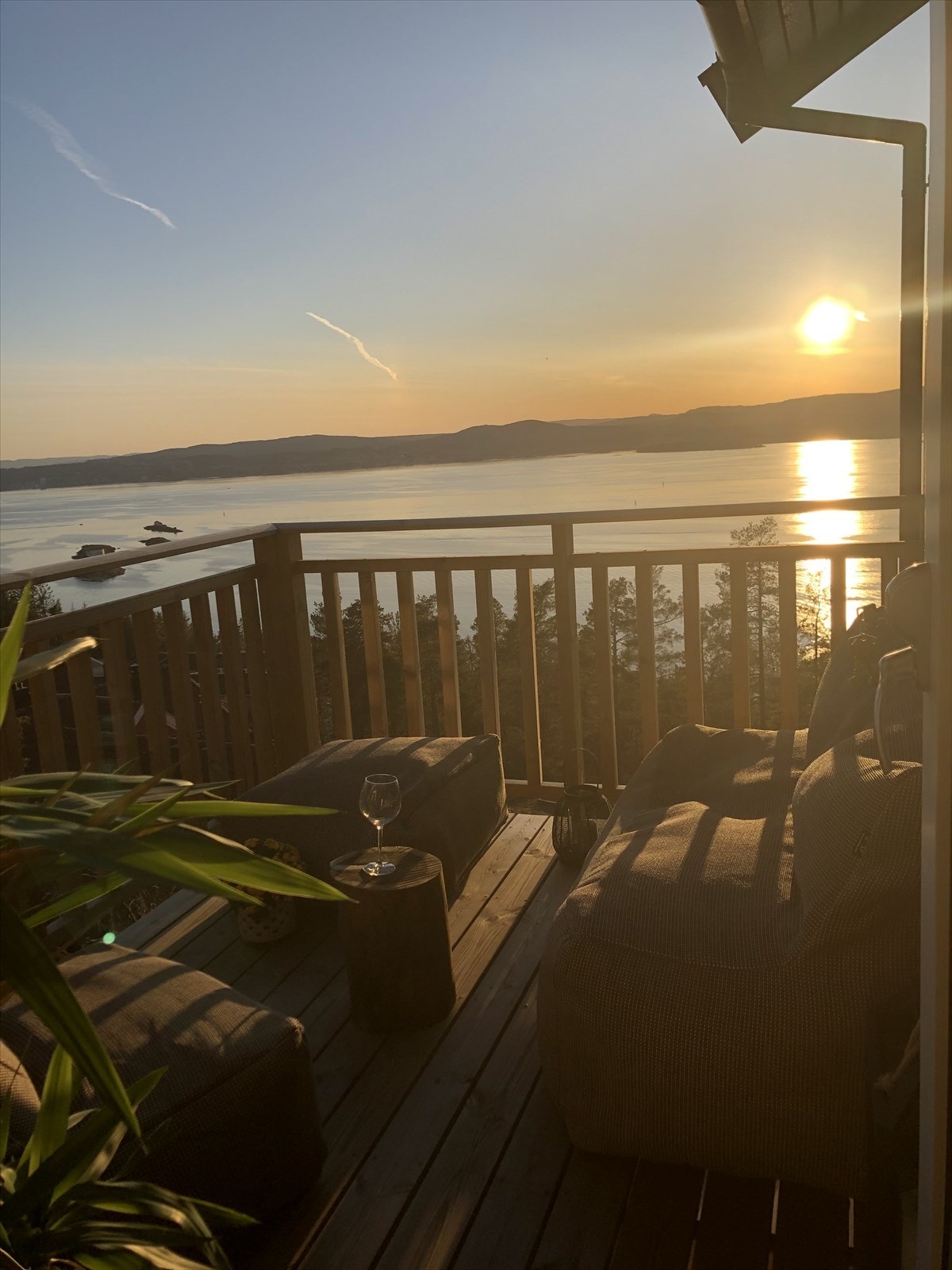 Leiligheten ligger høyt og luftig til, med sydvestvendt beliggenhet som gir svært gode solforhold gjennom dagen til solnedgang. Galleribilde