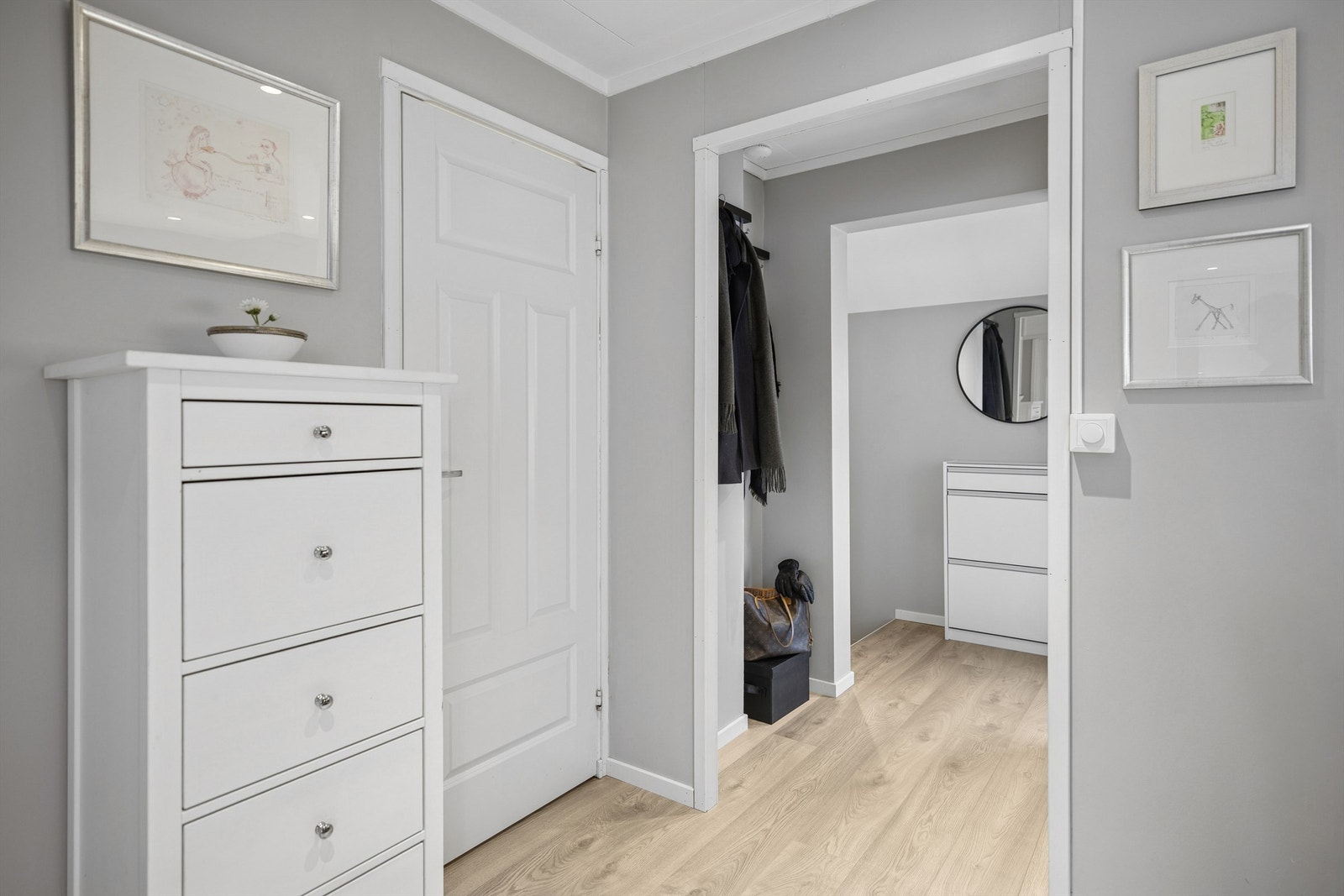 Leiligheten fremstår gjennomgående stilren og elegant, med harmoniske og smakfulle fargevalg. Galleribilde