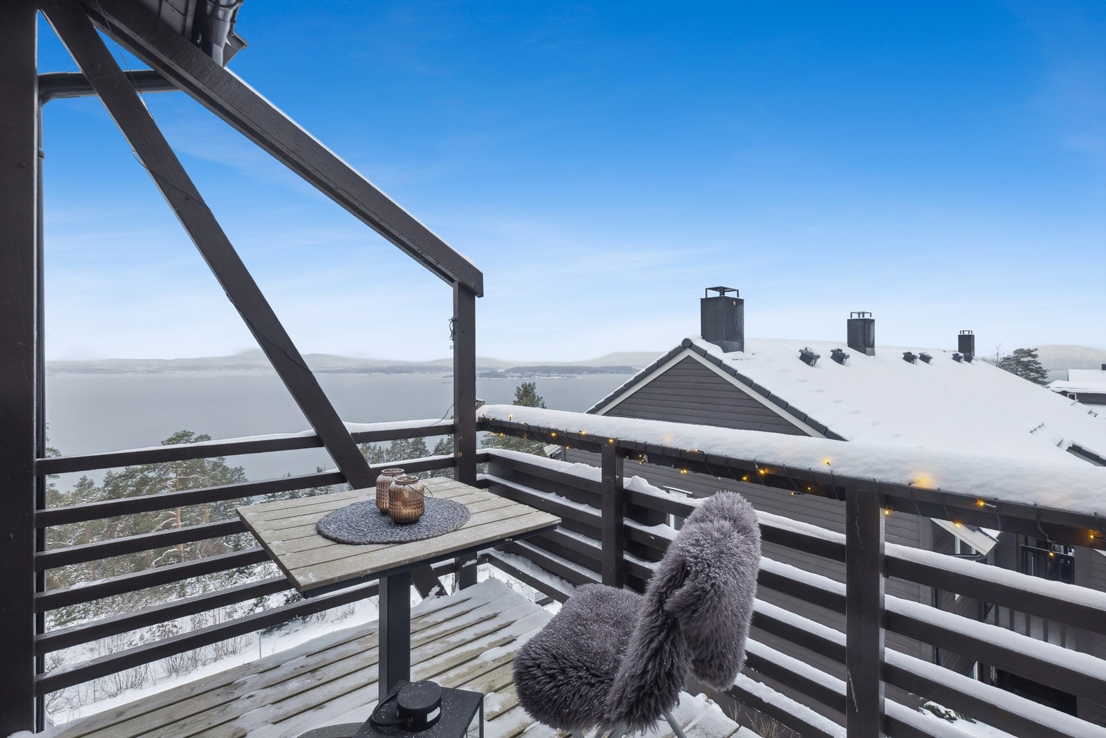 Fra stuen har du direkte utgang til nordvestvendt balkong på ca. 6 kvm, med særdeles gode solforhold og vidstrakte horisonter - her kan du nyte solen allerede fra rundt kl. 07.00 på høysommeren til solnegang. Galleribilde