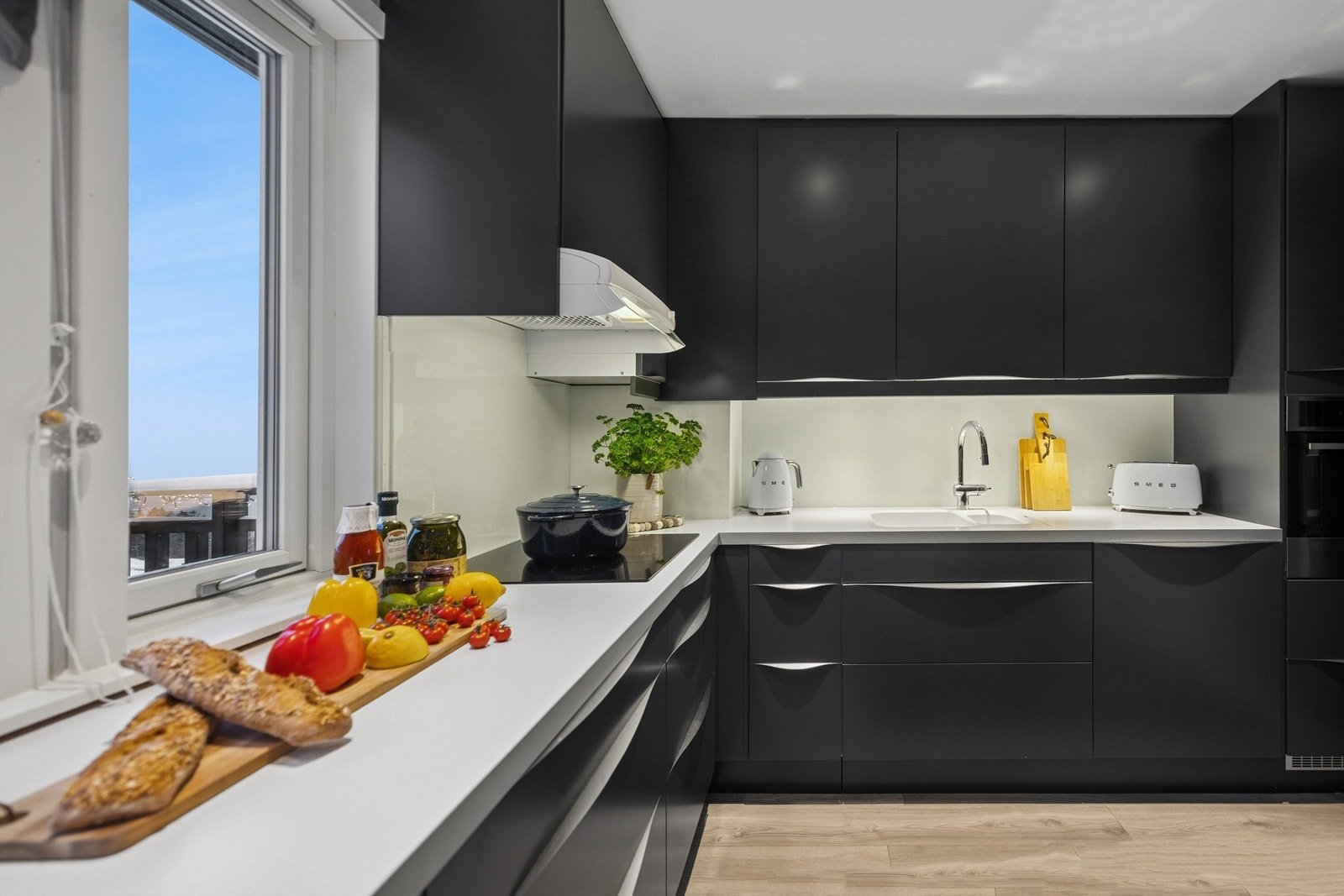 Den flotte utsikten over innseilingen til Oslofjorden gjør matlagingen til en opplevelse i seg selv. Galleribilde